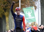 开云体育在线-荷兰运动员在自行车比赛中力克对手的简单介绍