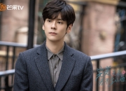 开云下载-绿茵场与硬木地板的交响，巅峰对决背后的竞争密码