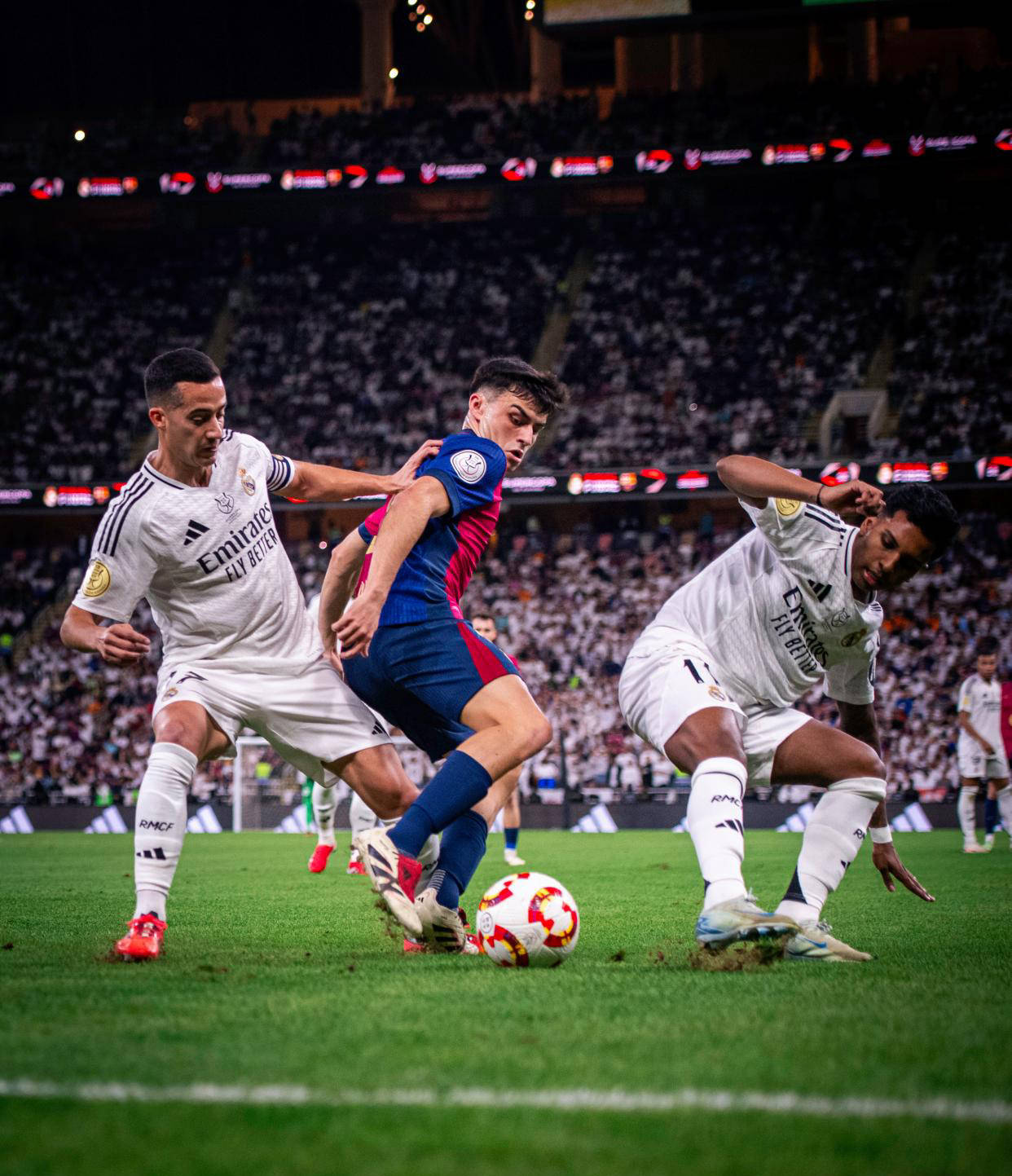 包含巴萨后防稳固：中卫大将恢复训练的词条