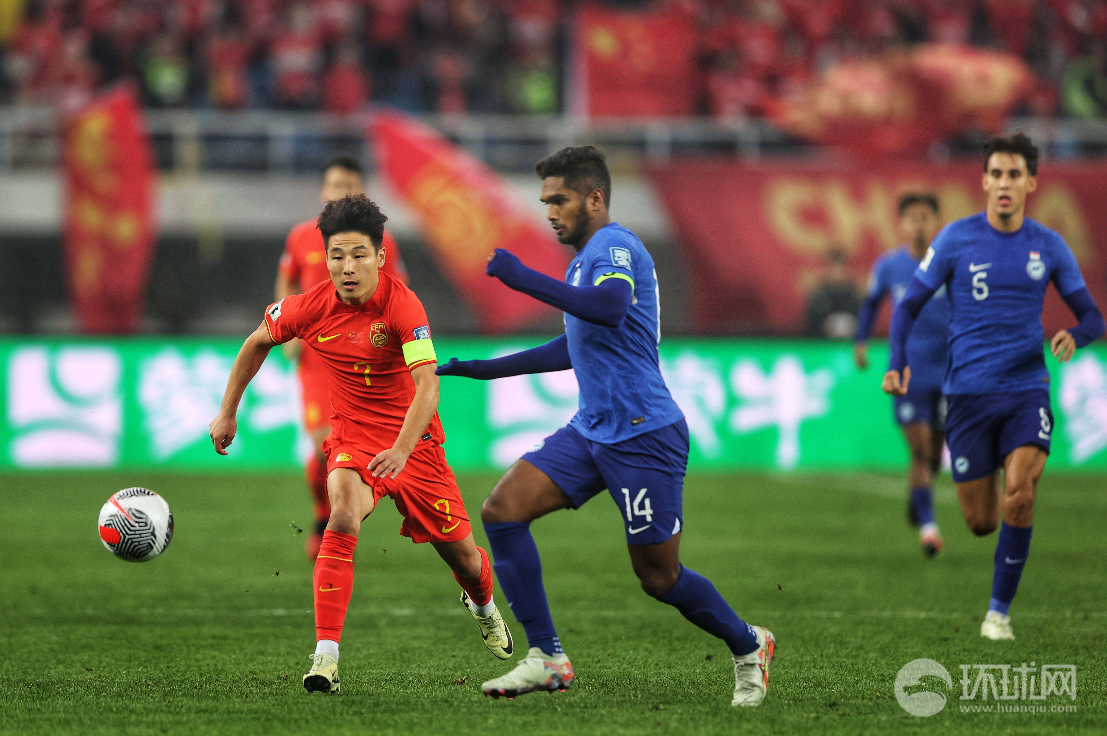 亚洲足球赛场上出现精彩瞬间