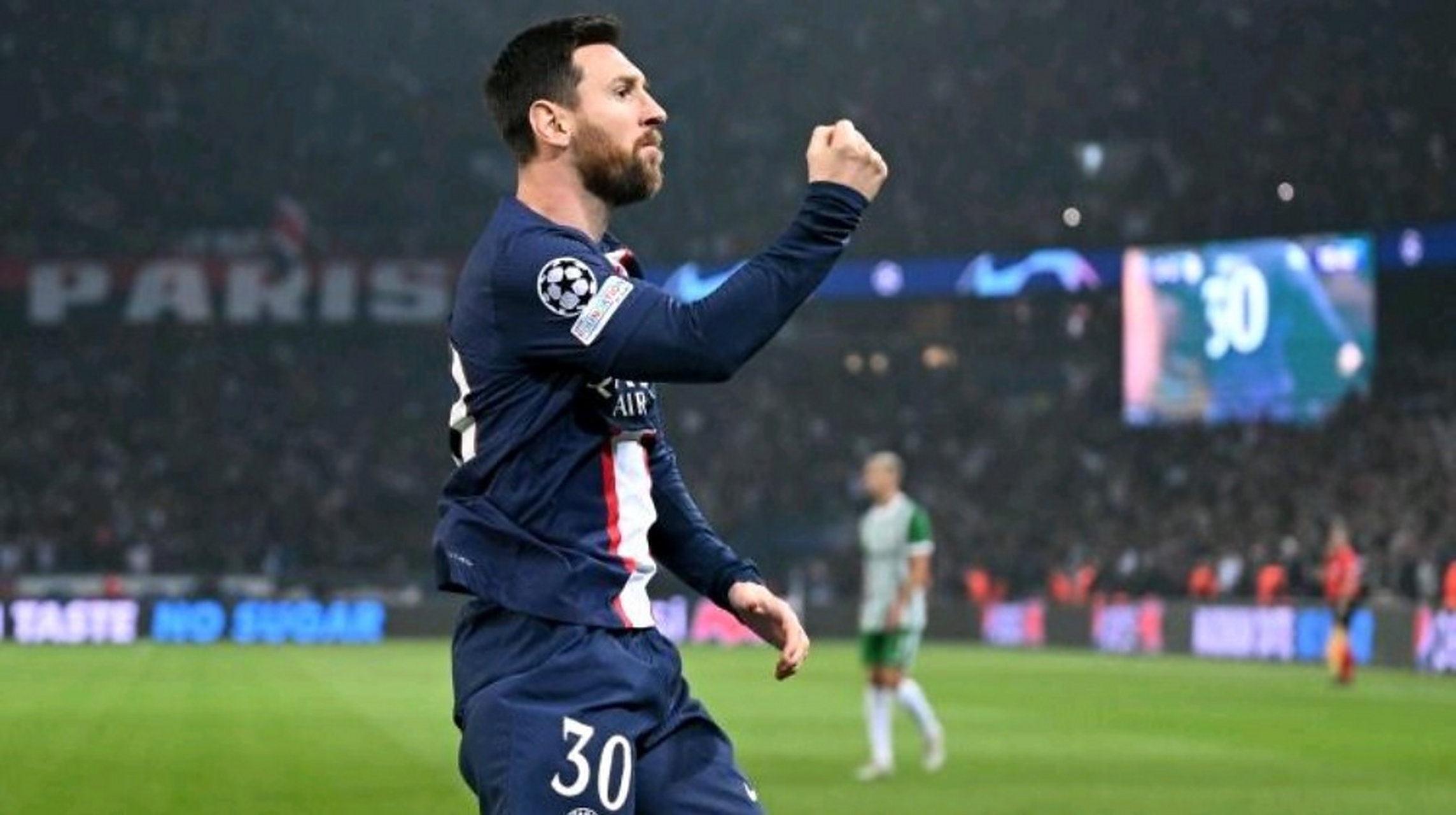 关于梅西帽子戏法，巴黎豪取法甲三连胜的信息