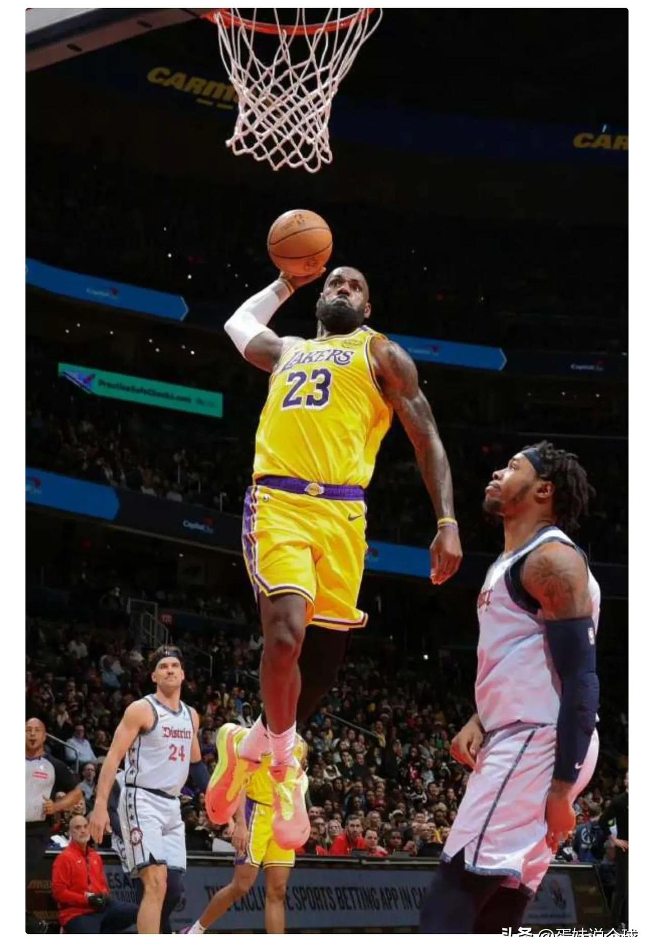 关于湖人完胜魔术，福克斯状态火热的信息