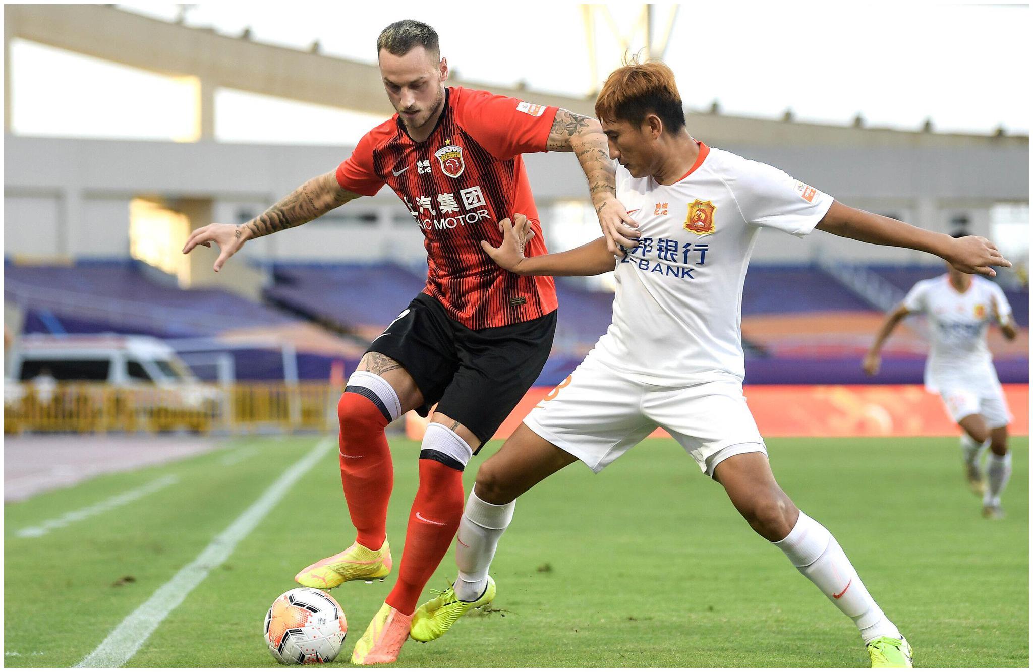 广东队主场大胜,稳居联赛榜首位置 广东队主场大胜,稳居联赛榜首位置