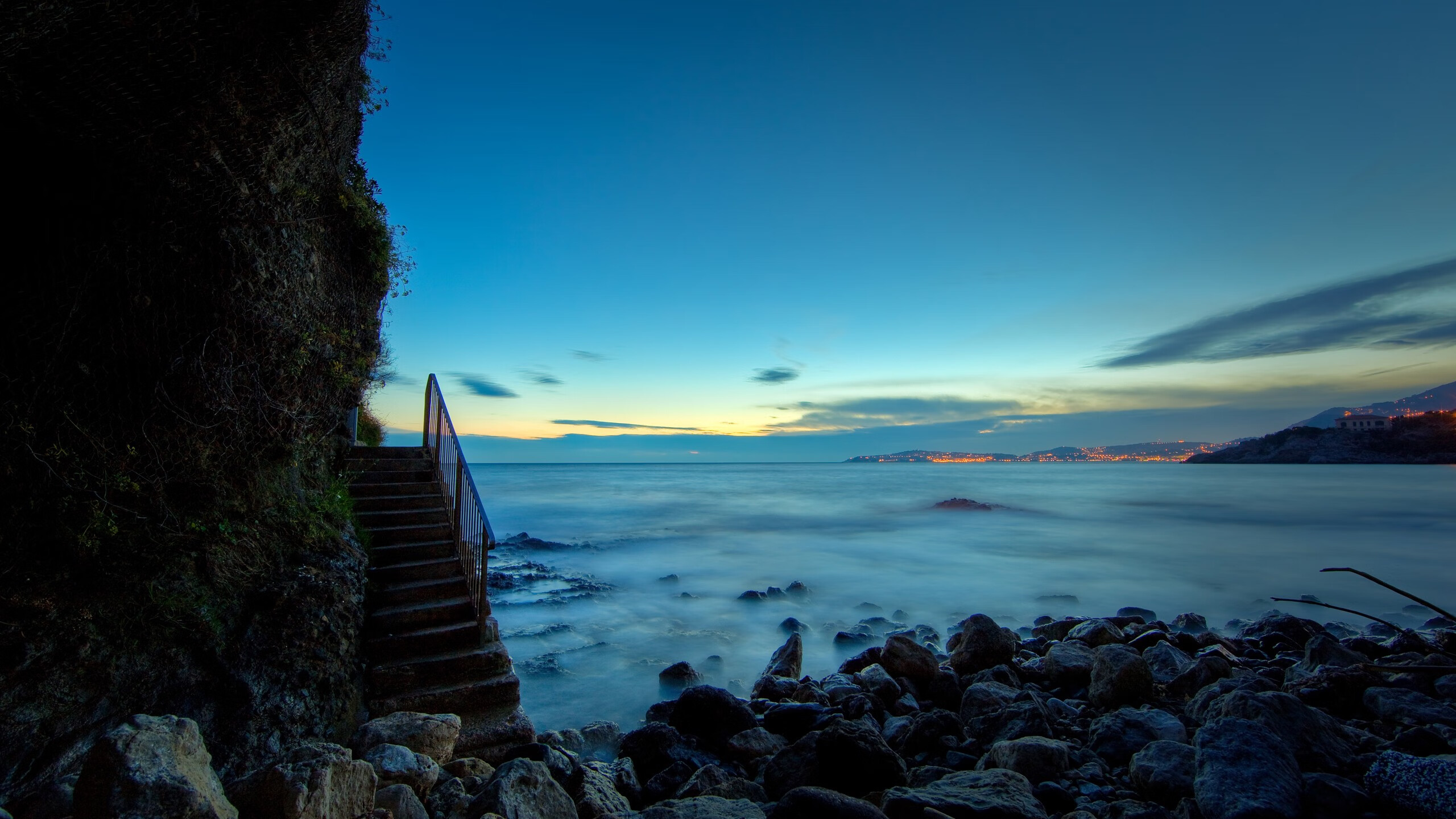 看到这个充满想象力的关键词组合,我首先想到的标题是